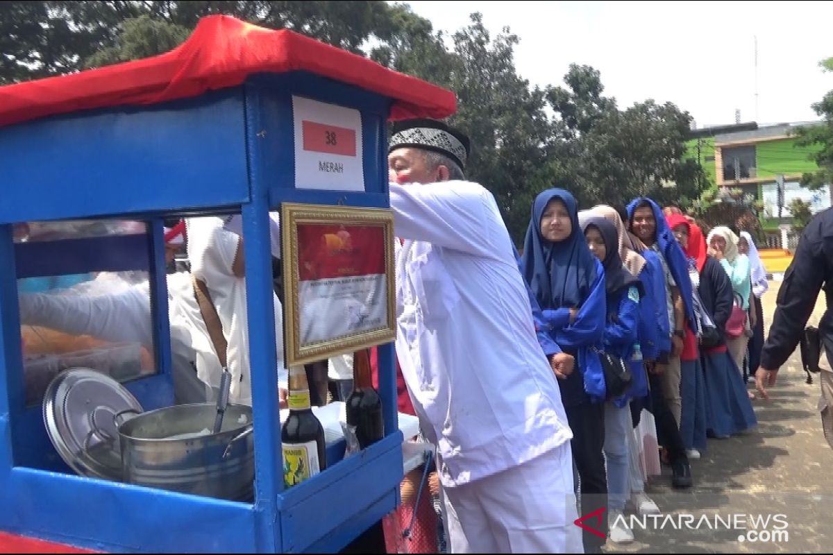 Memperingati HUT RI, ada bubur ayam gratis di Sukabumi