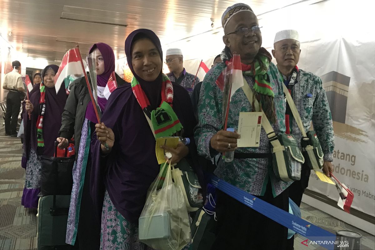 Bertepatan HUT RI, jamaah haji  kloter pertama tiba bawa bendera merah putih