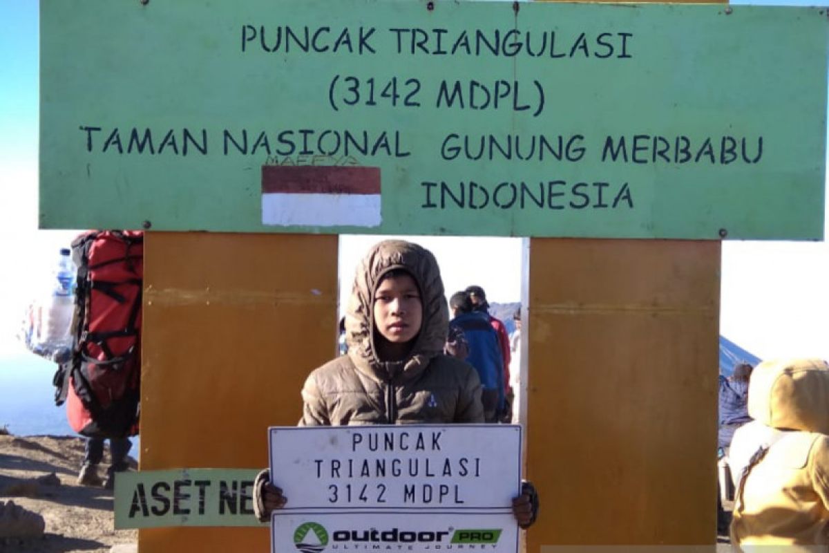 Siswa SD ini peringati HUT ke-74 Indonesia di Puncak Merbabu