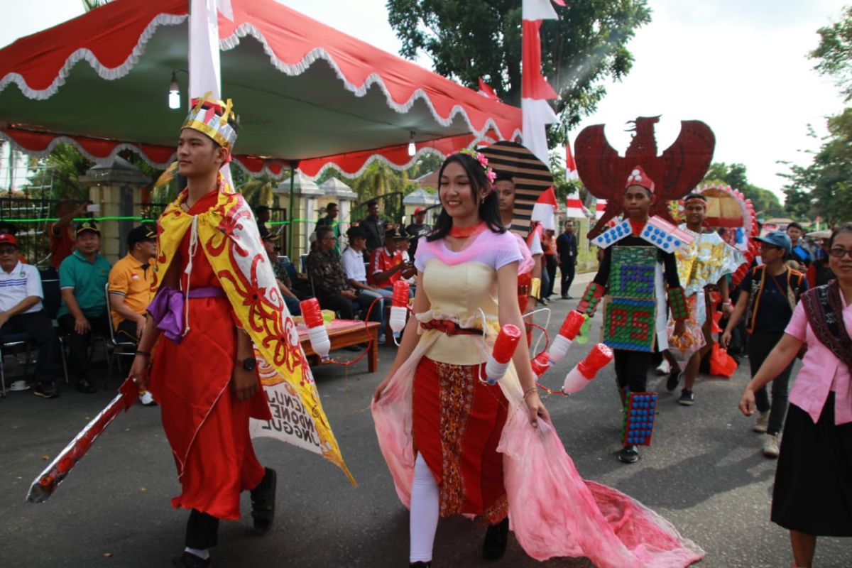 Rbuan pelajar meriahkan karnaval di Sintang