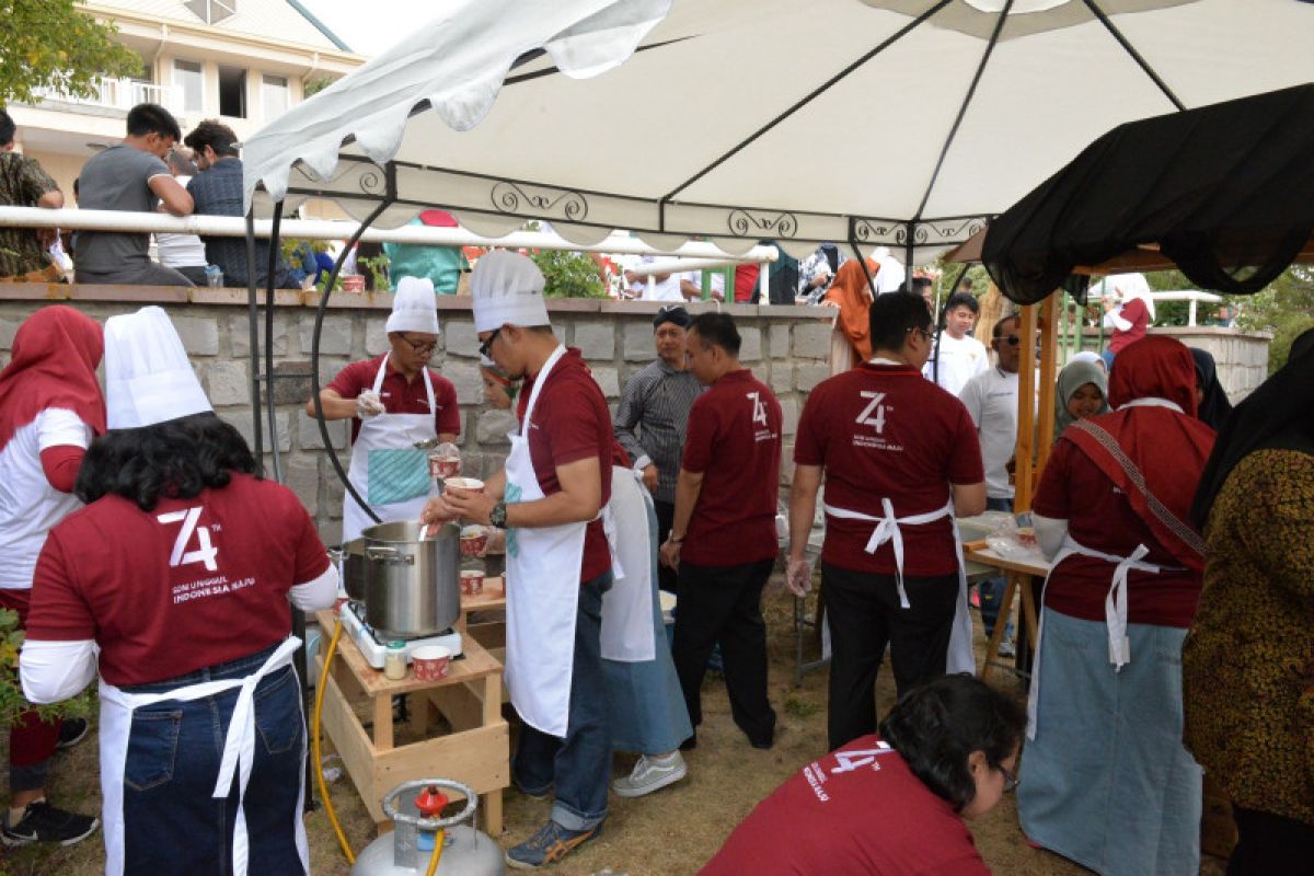 Staf KBRI Ankara sajikan kuliner Nusantara rayakan HUT RI