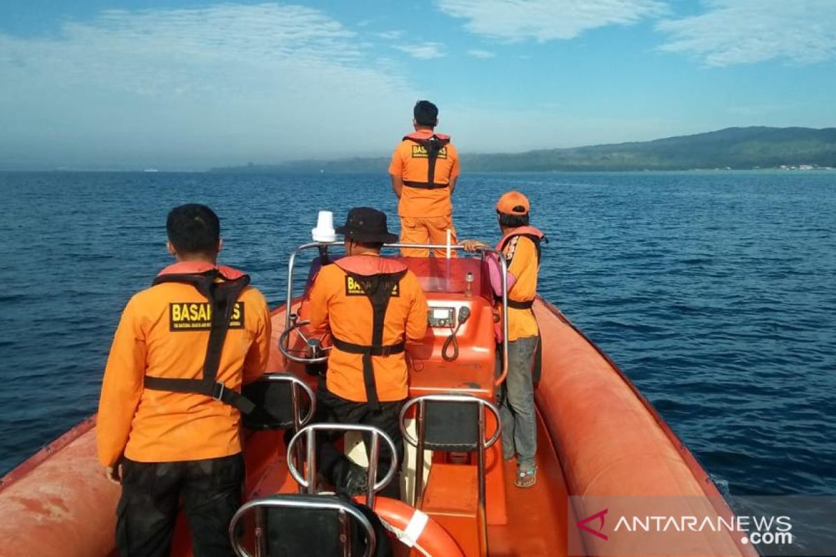 Empat penumpang kapal terbakar di Perairan Bokori belum ditemukan