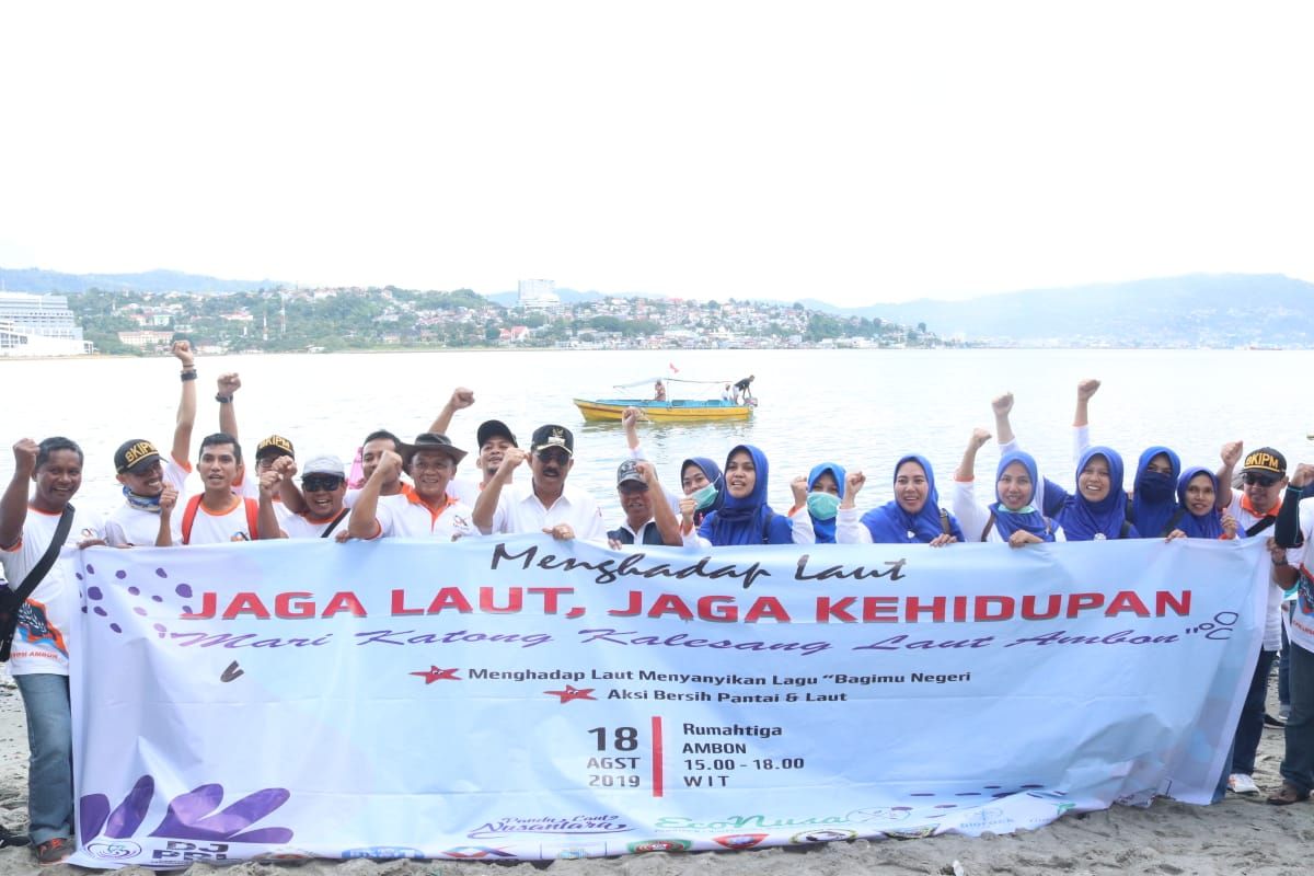 Ribuan warga bersihkan sampah di Teluk Ambon