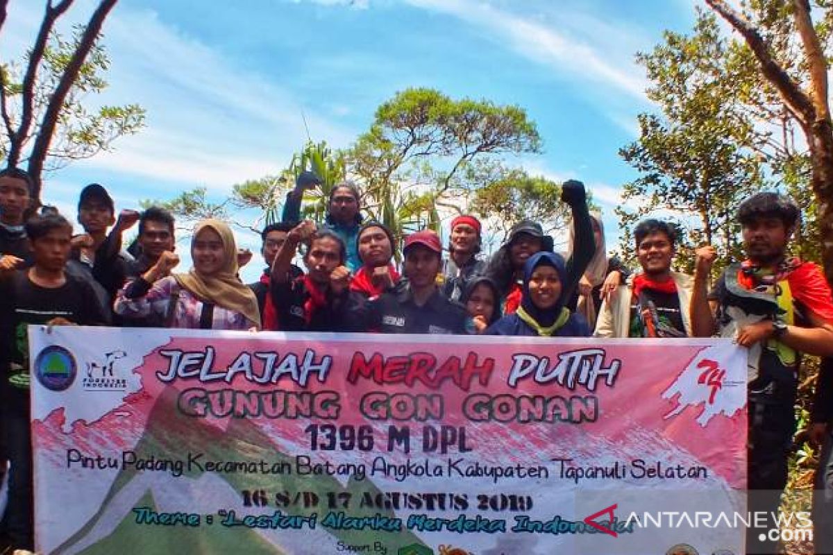 Pencinta alam Tabagsel kibarkan Merah Putih di puncak Gon-gonan