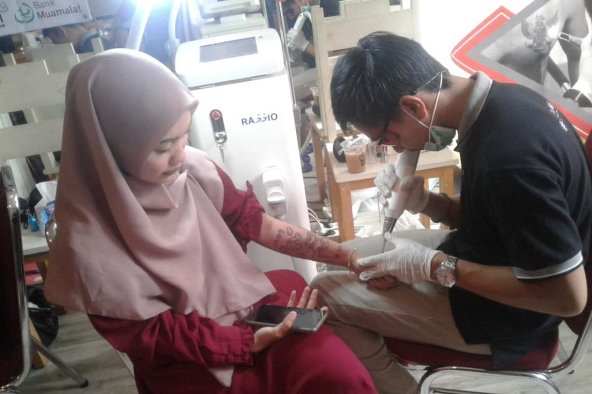 Susah mencari kerja, pemuda di Pamulang menghapus tato di tubuhnya