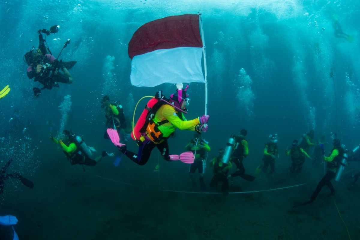 Pecahkan rekor dunia ; WASI kibarkan merah putih di dasar laut