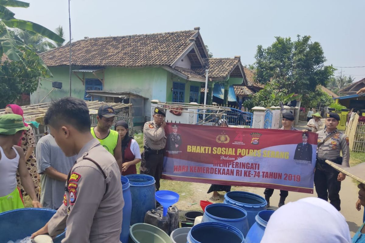 Kendaraan taktis Armor Water Canon  dikerahkan Polres Serang bantu air bersih masyarakat