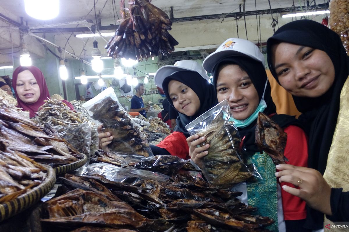 Peserta SMN Yokyakarta kagumi Pasar Bawah Pekanbaru