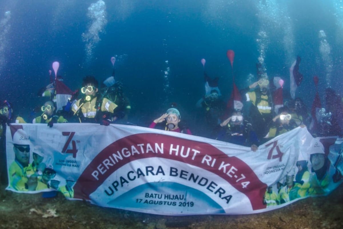 Ketika bendera Merah Putih berkibar di bawah laut Perairan Teluk Benete