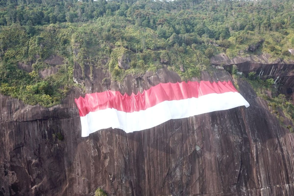 Bendera Merah Putih raksasa dibentangkan di Bukit Kelam