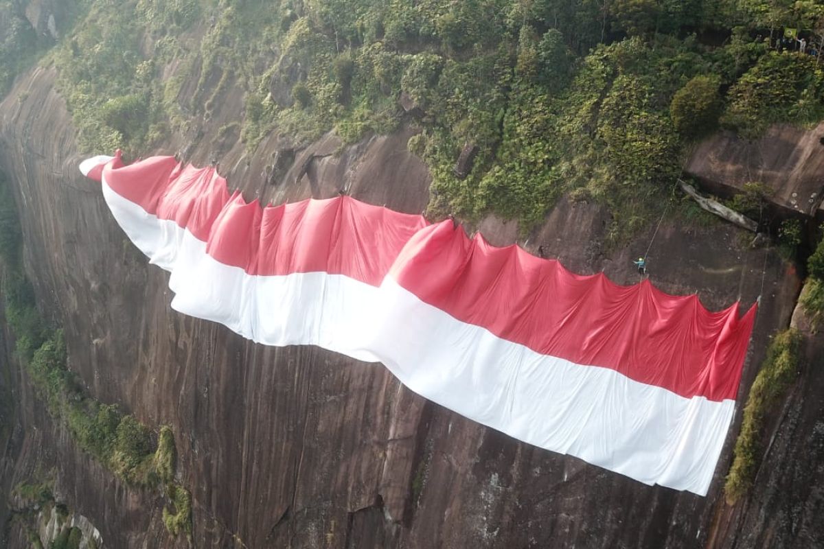 Nabila Sakip dari Malaysia ikut bentangkan merah putih di Bukit Kelam