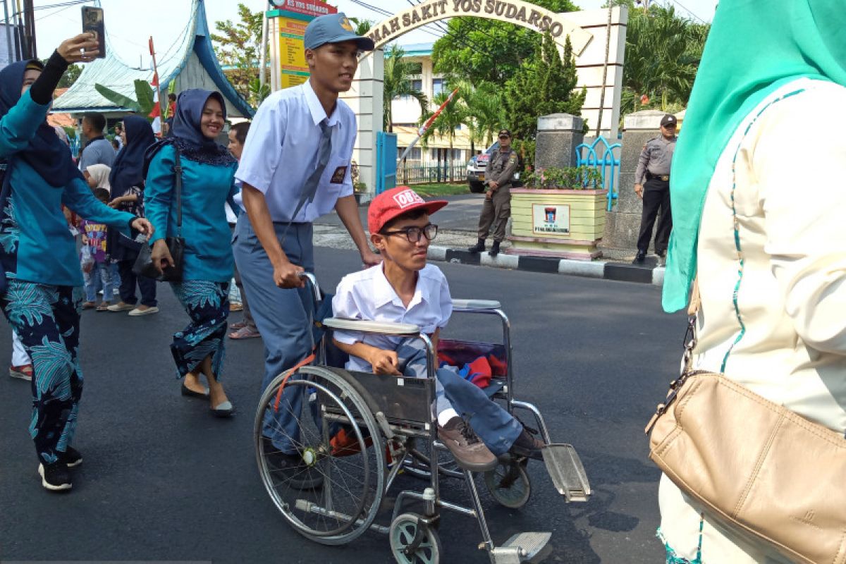 Siswa disabilitas ikut meriahkan pawai alegoris di HUT RI Ke-74 di Padang
