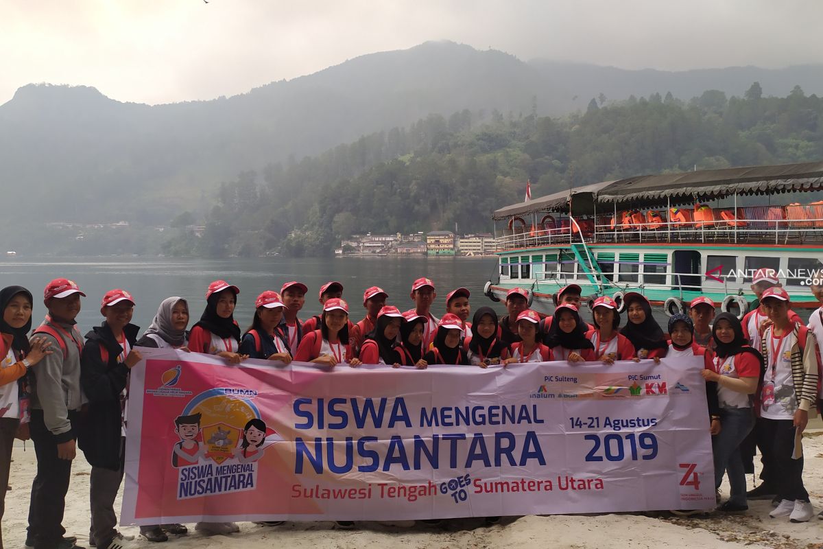 Peserta SMN asal Sulawesi Tengah mengunjungi Danau Toba