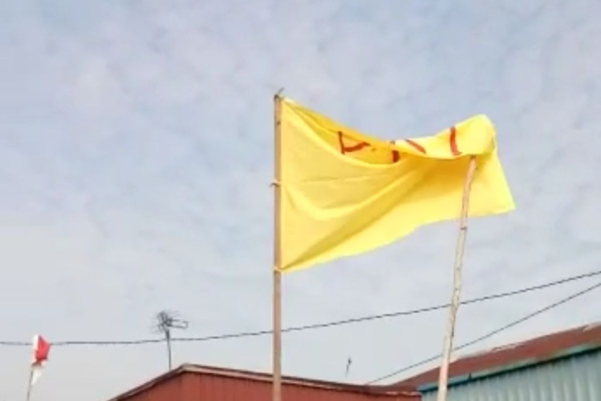 Pengibar bendera bertuliskan 