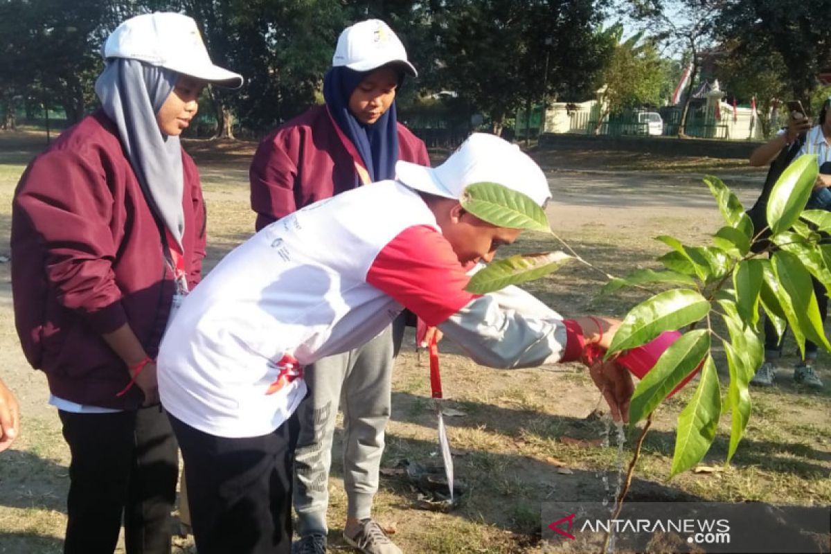 SMN 2019 - Peserta SMN Riau ikut tanam bibit pohon kenari di Prambanan