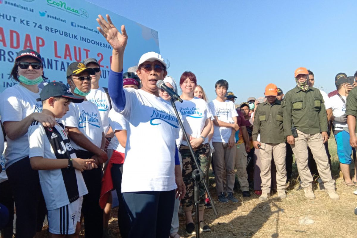 Gerakan masyarakat bersihkan sampah laut dipimpin Menteri Susi