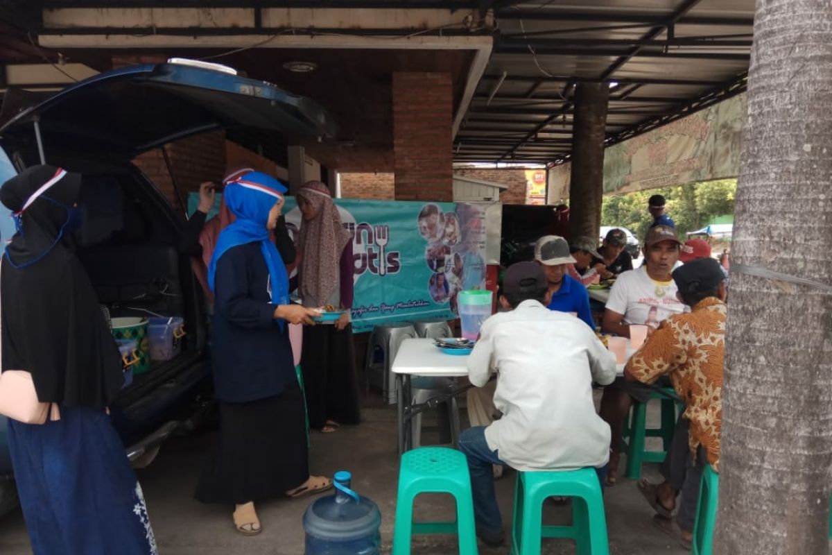 Kombi Lampung isi kemerdekan dengan makanan gratis