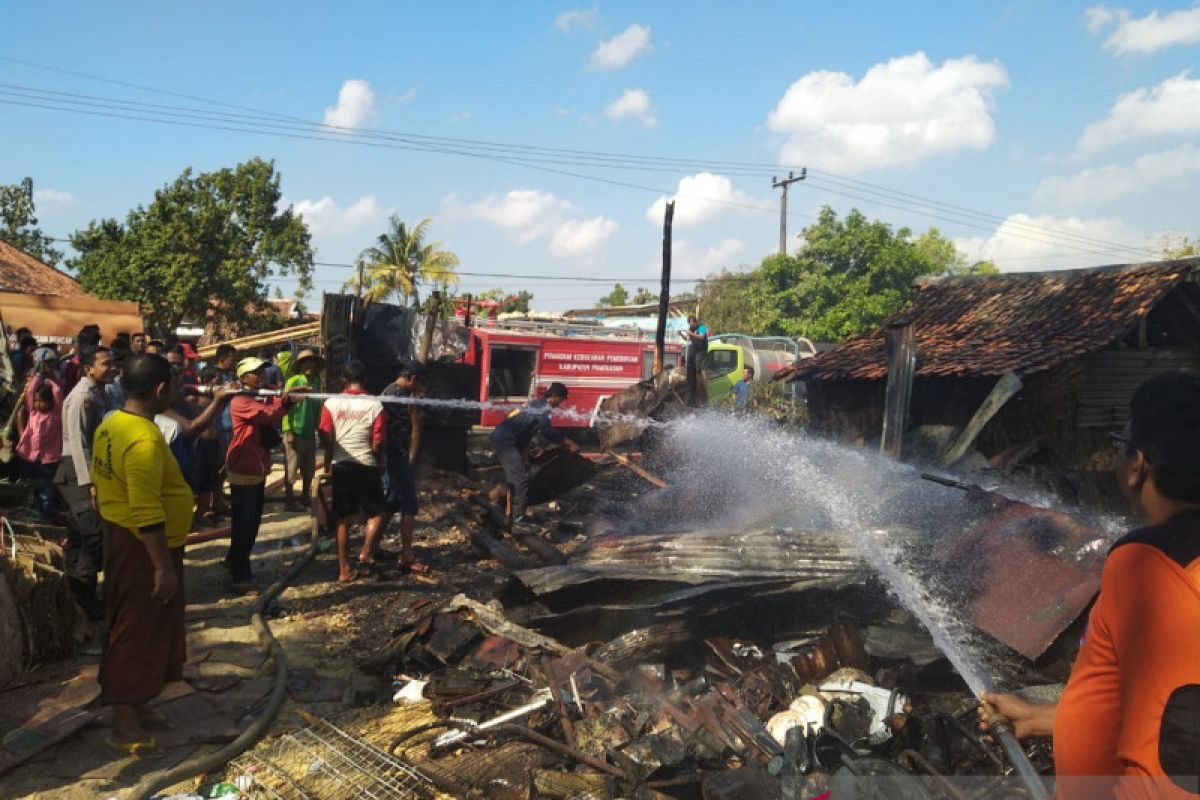 Kerahkan empat armada, kebakaran gudang di Pamekasan mampu dipadamkan