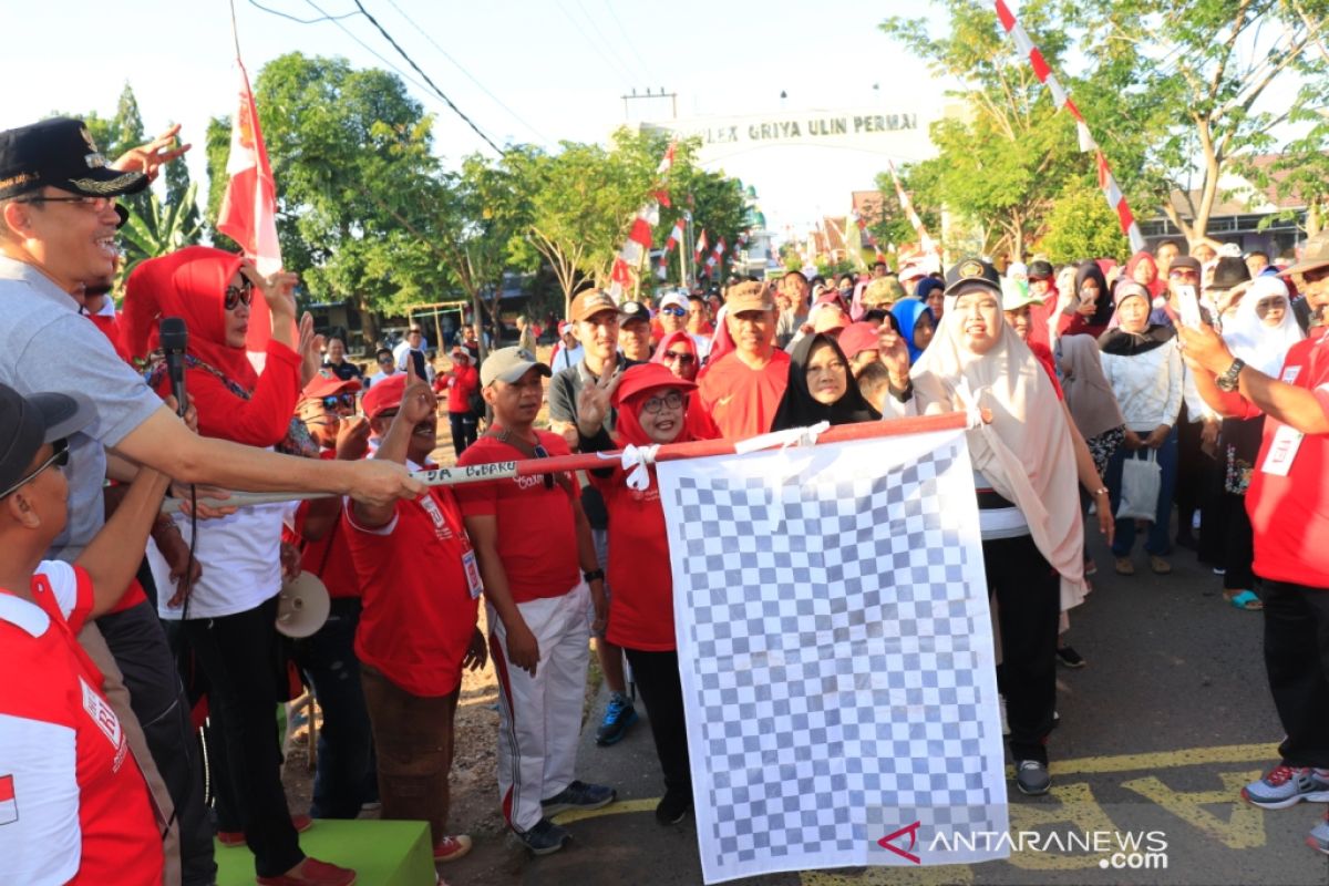 Wawali gerak jalan sehat bersama warga