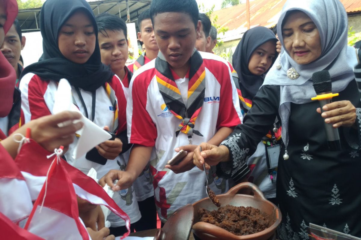 Begini keseruan siswa mengenal nusantara Kalsel belajar memasak rendang (video)