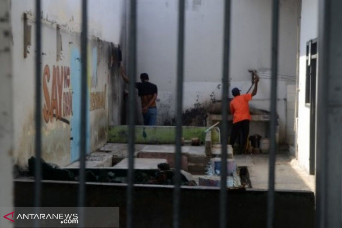 Jebol tembok, sembilan tahanan Polsek Pangkalan Kerinci kabur