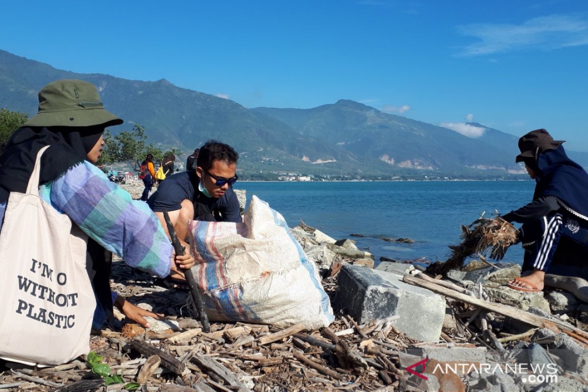 Ratusan orang bersihkan Teluk Palu lewat aksi Menghadap Laut 2.0