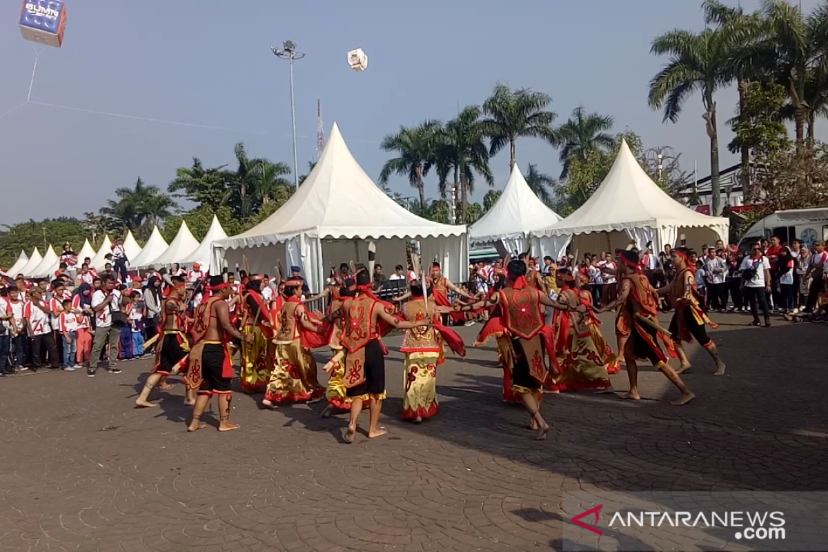 Tari Mandau warnai jalan sehat BUMN di Palembang