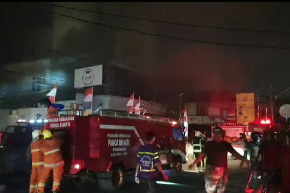 Kantor Multifinance Adira di Pontianak terbakar