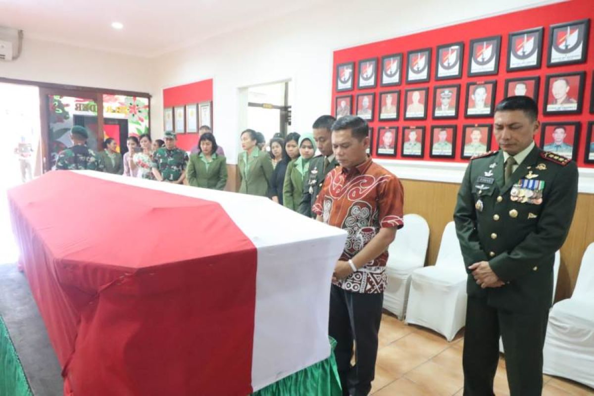 Pangdam memberi penghormatan terakhir kepada Praka Anumerta Sirwandi