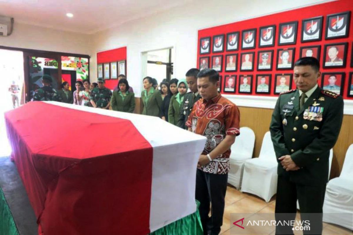 Jenazah Pratu Sirwandi dievakuasi ke kampung halamannya di Lombok