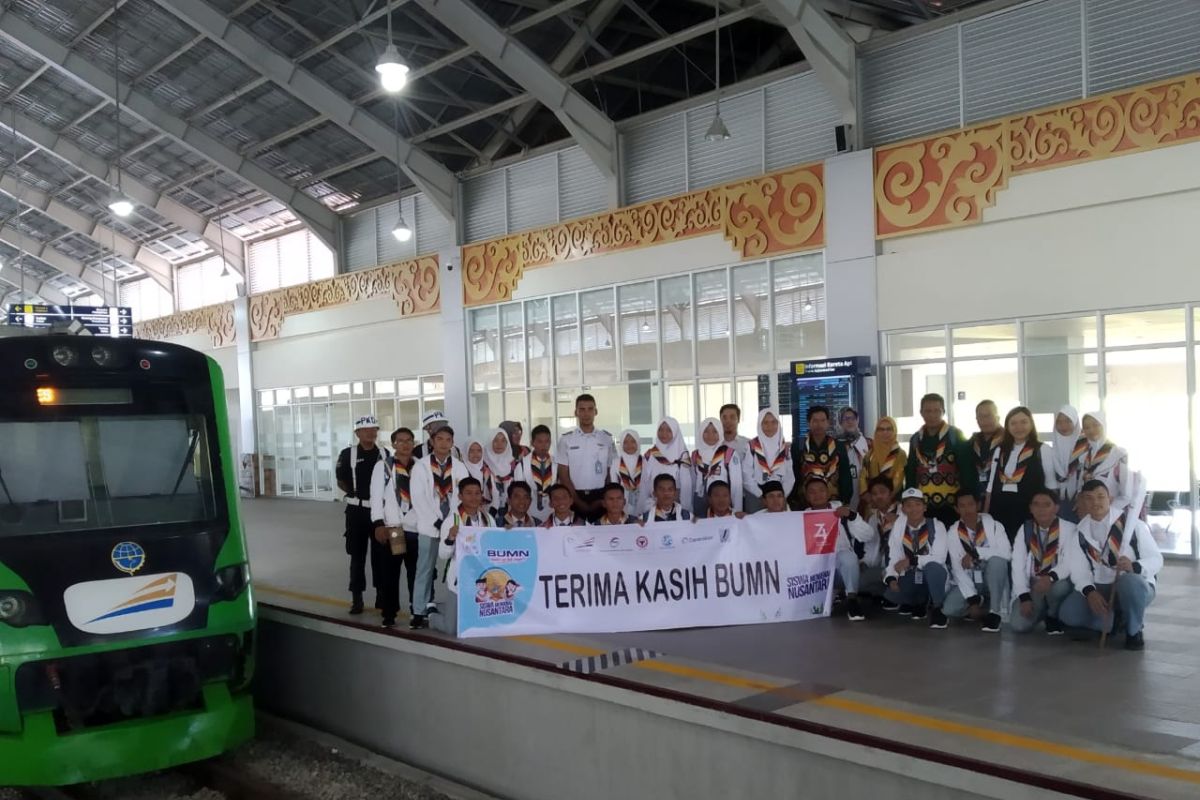 Siswa mengenal nusantara  Kalsel  jajal  KA Minangkabau Ekspress