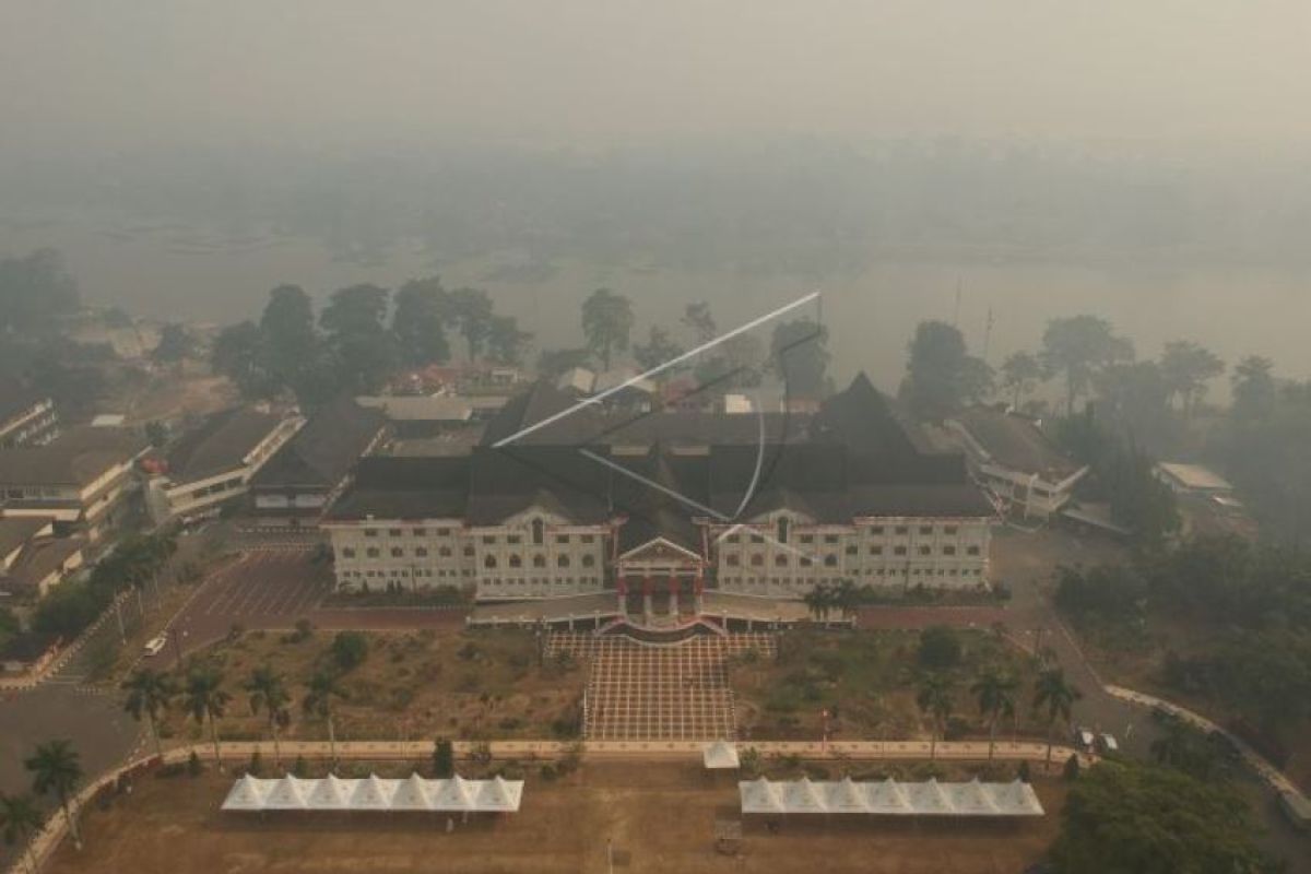 Kantor Gubernur disaput asap karhutla
