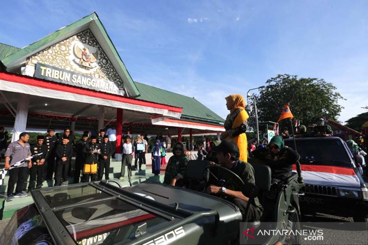 Berpakaian Adat Aceh, Aminullah lepas pawai budaya dan karnaval mobil hias 17 Agustusan