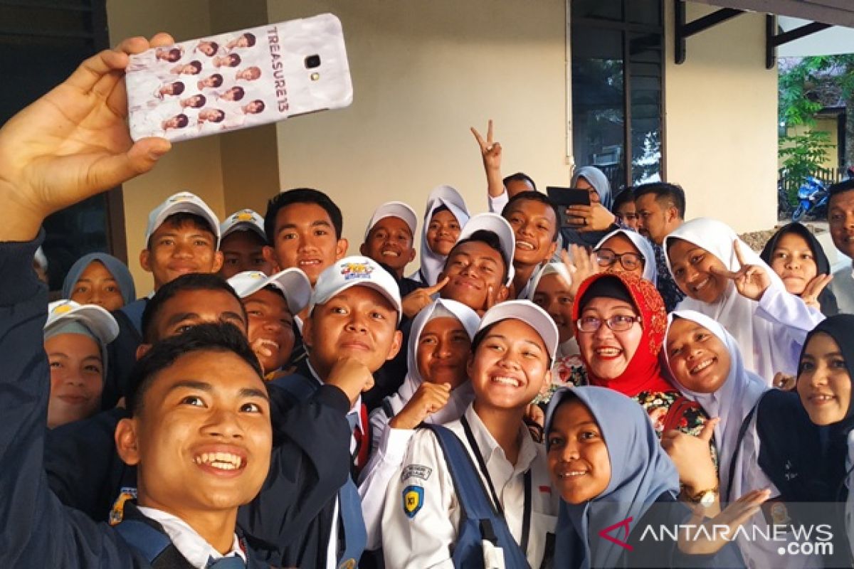 Lagu "Laskar Pelangi" semarakkan penyerahan Diary "Bingkai Anak Negeri"