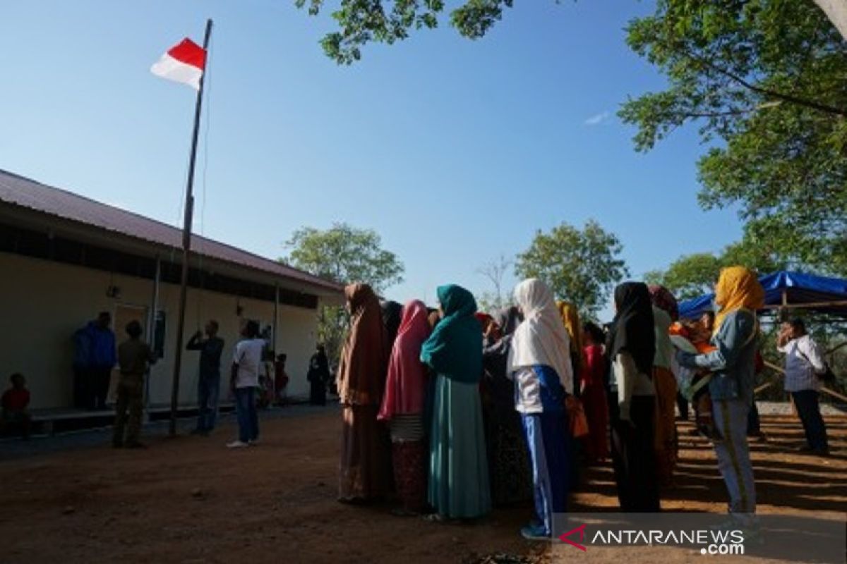 Warga korban tsunami laksanakan upacara bendera HUT RI Ke-74