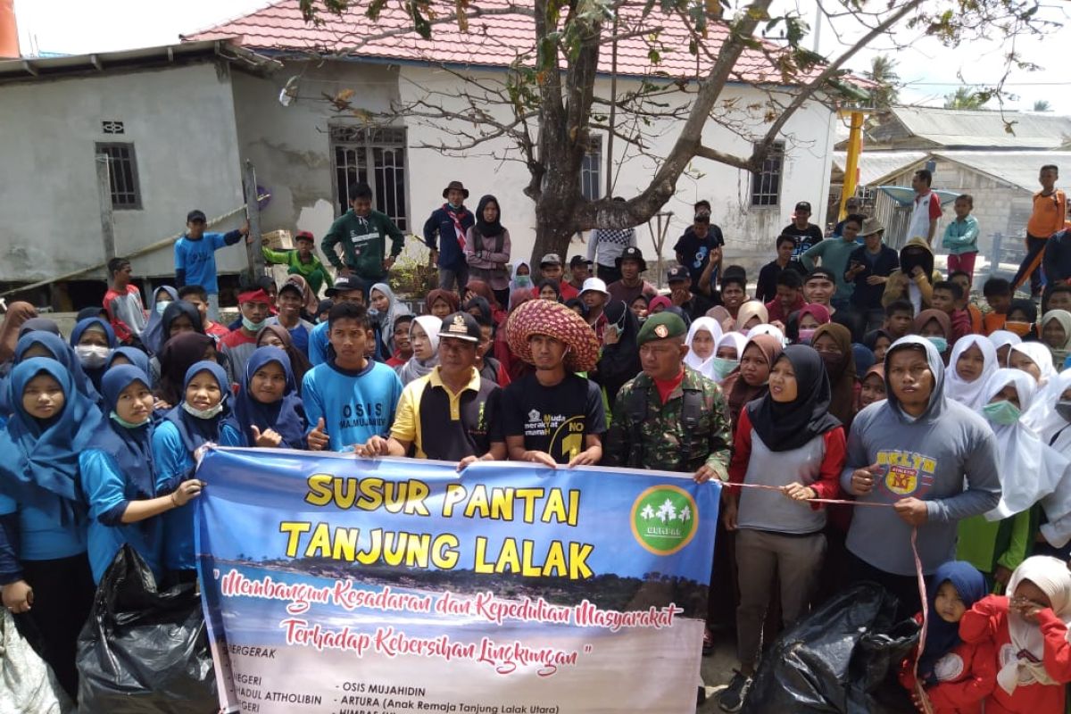 Gerakan milenial kepulauan bersihkan sampah di hari kemerdekaan