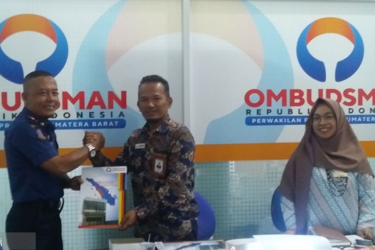 Ombudsman : layanan pengaduan  empat instansi di Padang tak responsif
