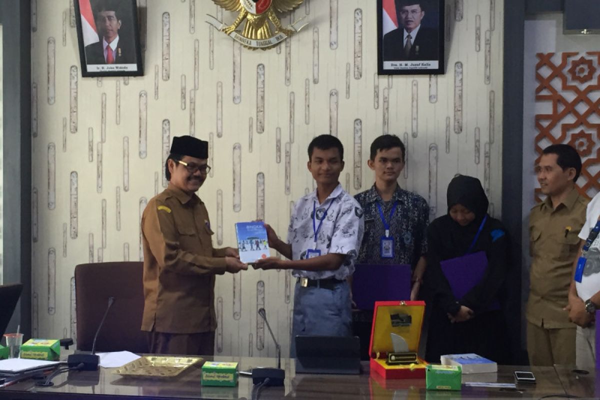 Peserta SMN Banten serahkan buku Bingkai Anak Negeri untuk Arpus Aceh