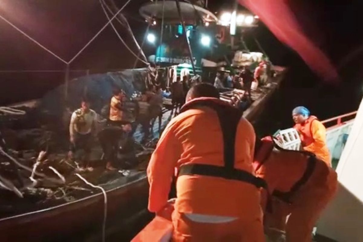 36 ABK berhasil dievakuasi Basarnas Sibolga dari tengah laut