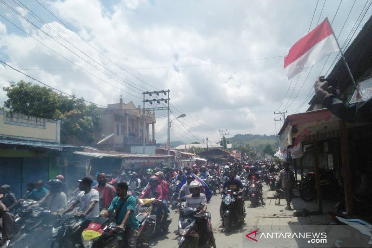 Mobil Dandim Jayapura dirusak pada demo susulan anarkis