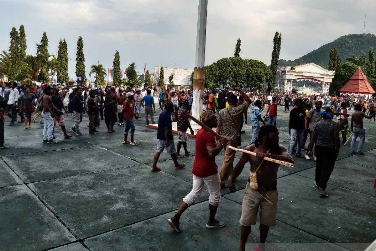 Massa tiba di Kantor Gubernur Papua Jayapura