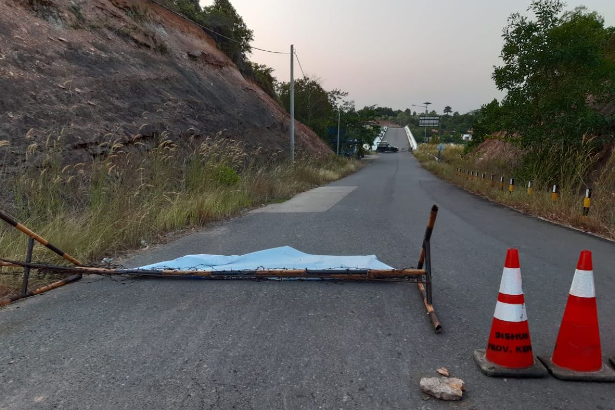 Empat tiang pondasi Jembatan Dua Dompak putus