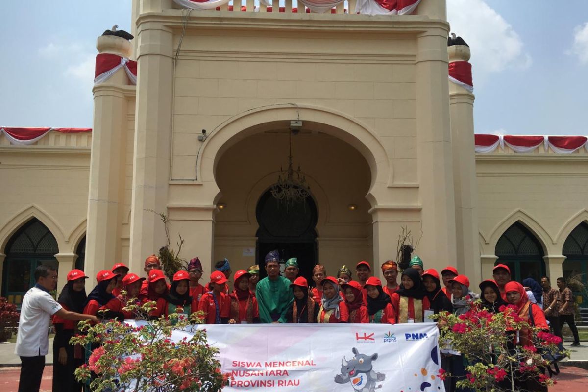 VIDEO - ini keseruan saat peserta SMN Yogyakarta melawat ke Istana Siak