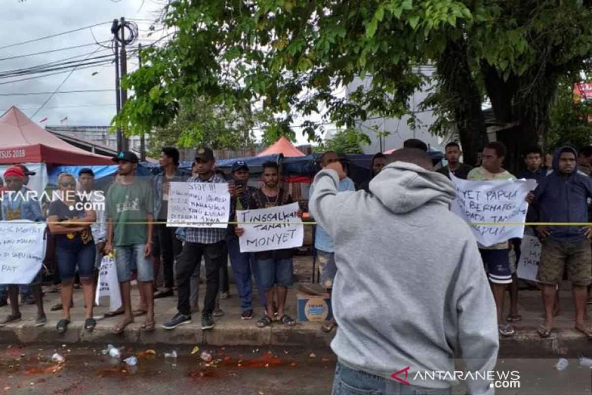 Aksi demonstrasi menolak rasisme di Kota Sorong