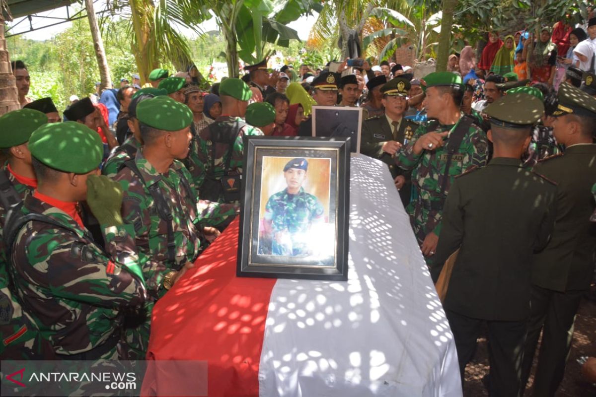 Rasa haru keluarga beserta masyarakat iringi pemakaman Praka Sirwandi