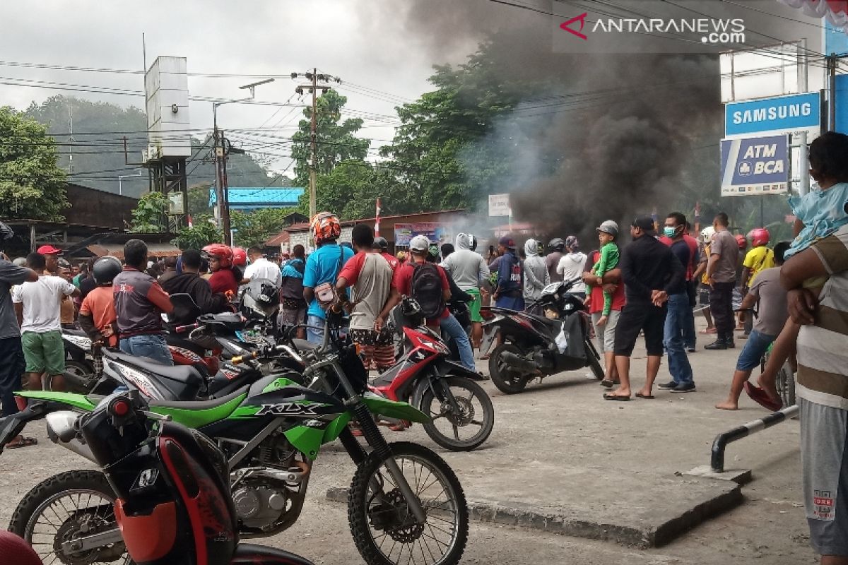 Jalan-jalan utama di Manokwari Papua Barat lumpuh