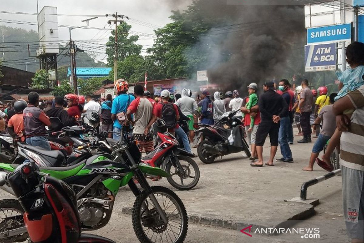 Kasusu pemukulan mahasiswa Papua di Surabaya, Kota Manokwari macet total