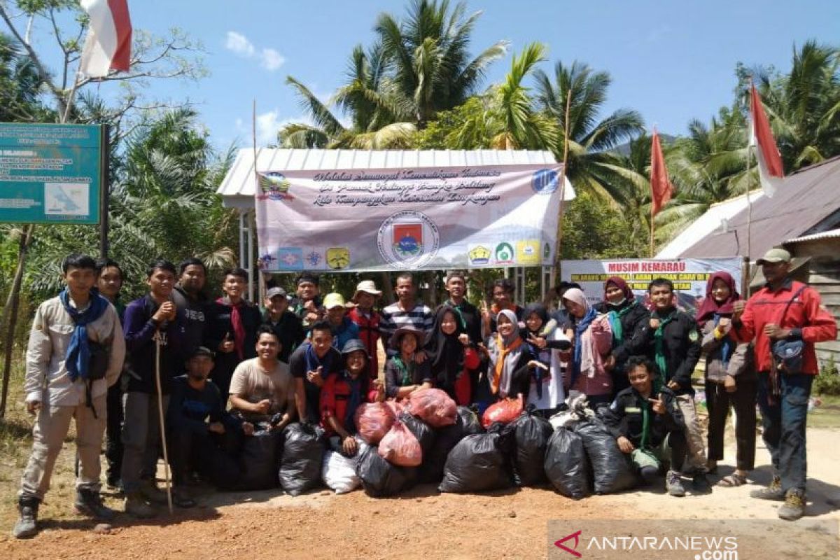 Kelompok pecinta alam peringati HUT ke-74 RI di Taman Nasional Gunung Maras