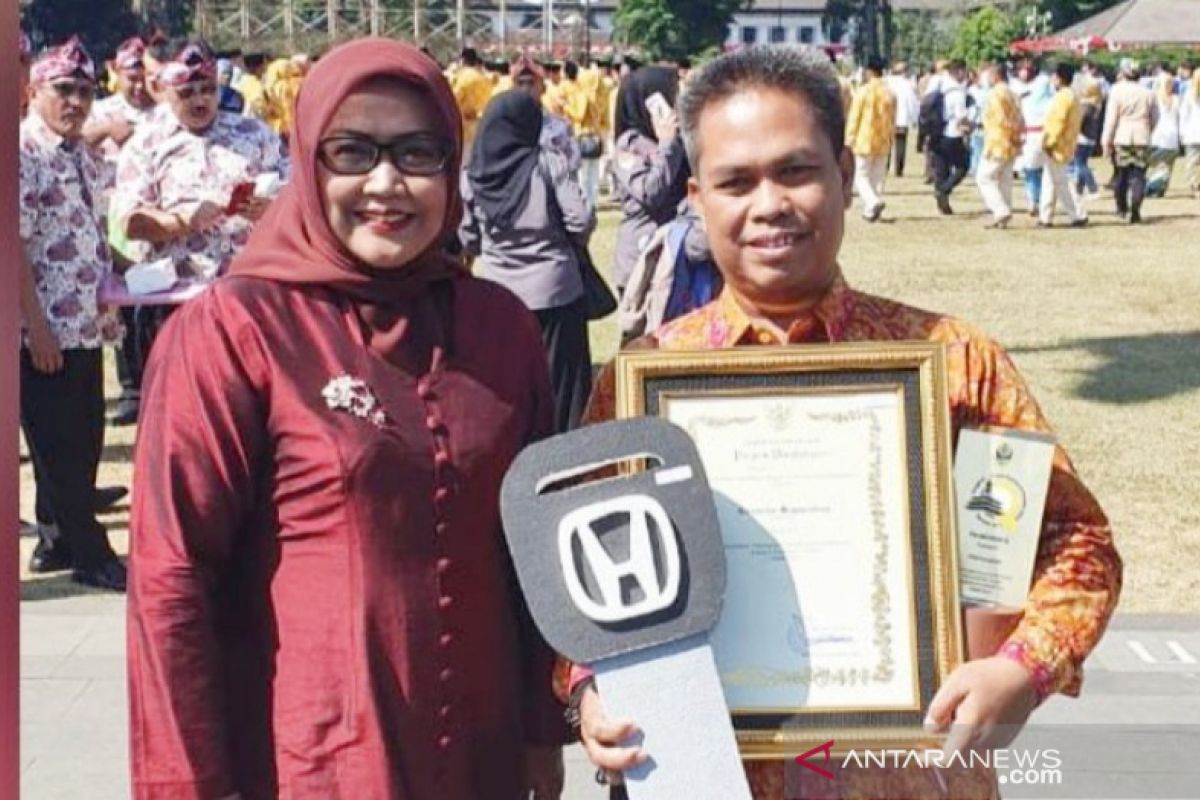 Jemput pajak kendaraan ke rumah, Camat ini dihadiahi mobil