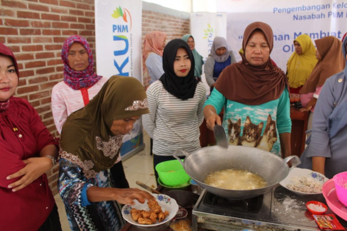 PNM Mekaar Teluknaga ajari emak-emak membuat masakan olahan hasil laut
